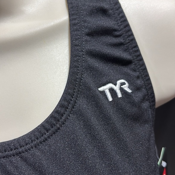 TYR Durafast max fit,medium neck line, keyhole back,UPF 50 performance swimsuit - Picture 2 of 9